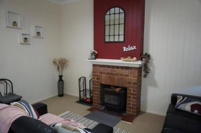 Harris House-2 bedroom unit with indoor fireplace., Stanthorpe